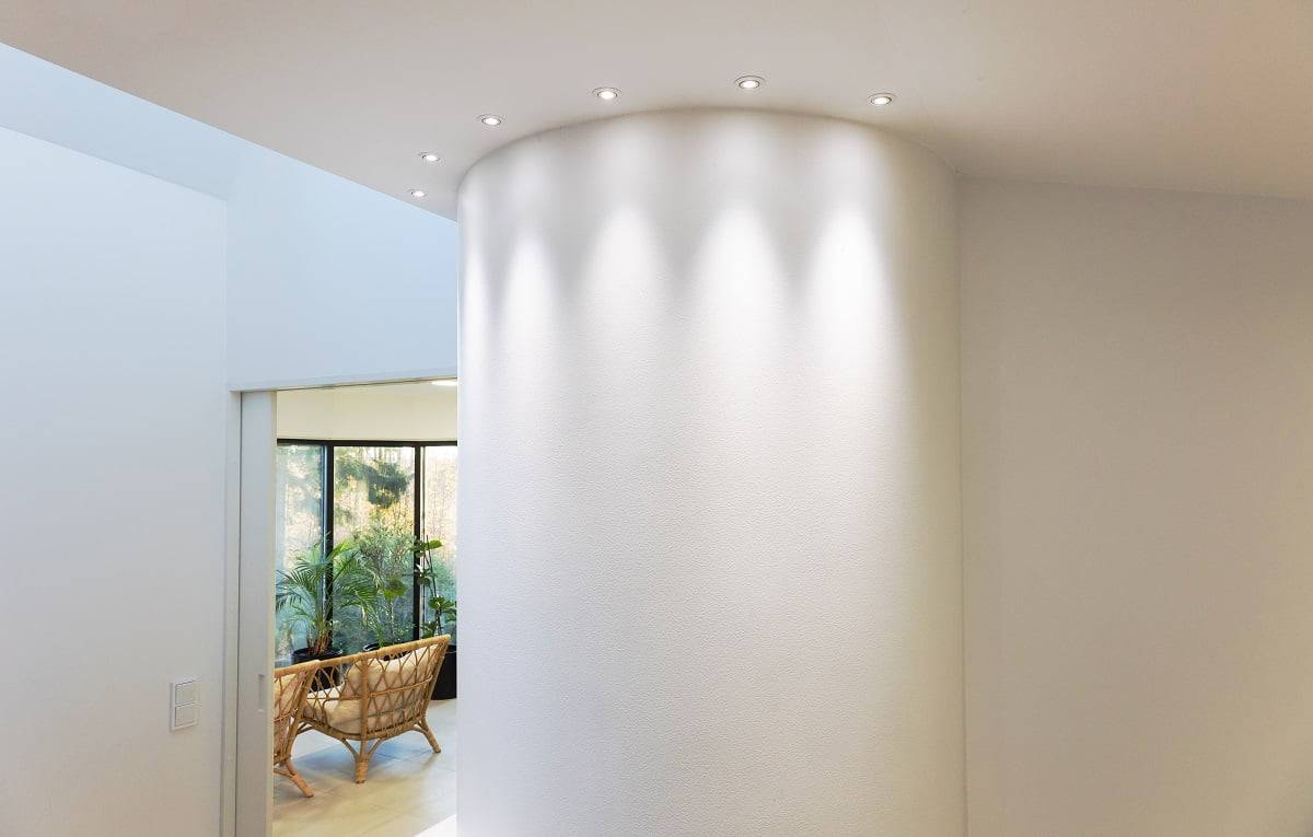 Um die Säule herum platzierte Spots können im gewünschten Winkel ausgerichtet werden, so dass der Lichtstrahl auf der Säule variiert werden kann. ©LedStore