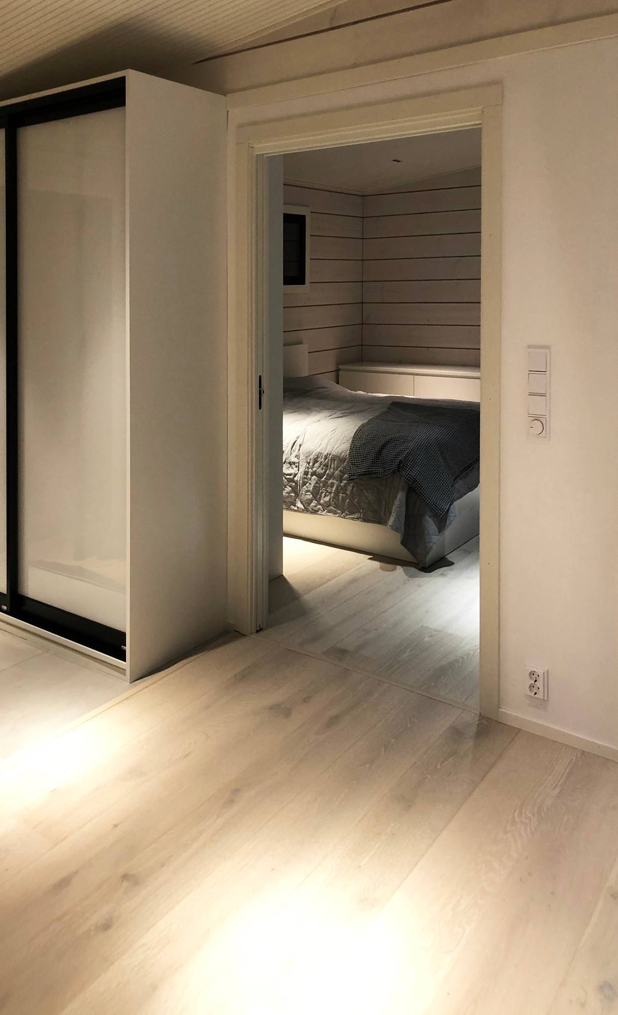 Atmosphärisches Licht im Schlafzimmer und in anderen Räumen, realisiert mit engwinkligen Linienleuchten. Ledstore.fi