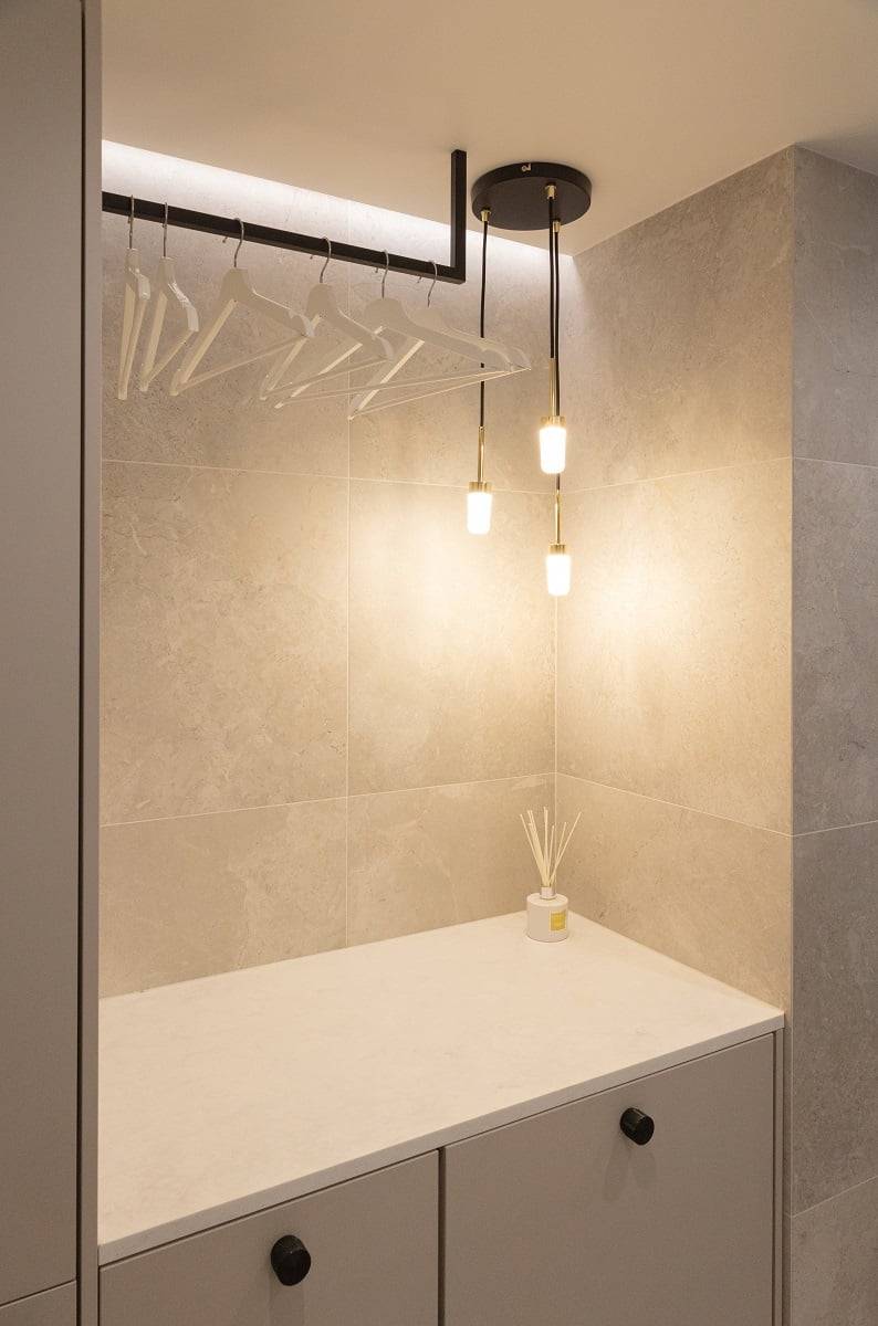 Eine zierliche Pendelleuchte und eine LED-Wandleiste sorgen für schönes Licht in der Garderobe. © LedStore
