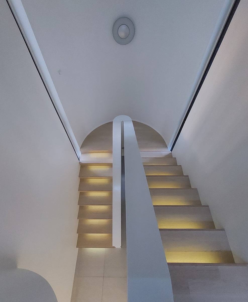 In einem schummrigen Treppenhaus kann nur die LED-Profilbeleuchtung eingeschaltet bleiben. An der Vorderkante der Treppe, 7,2 W/m Leiste im Aluminiumprofil, dimmbare Stromversorgung. ©LedStore