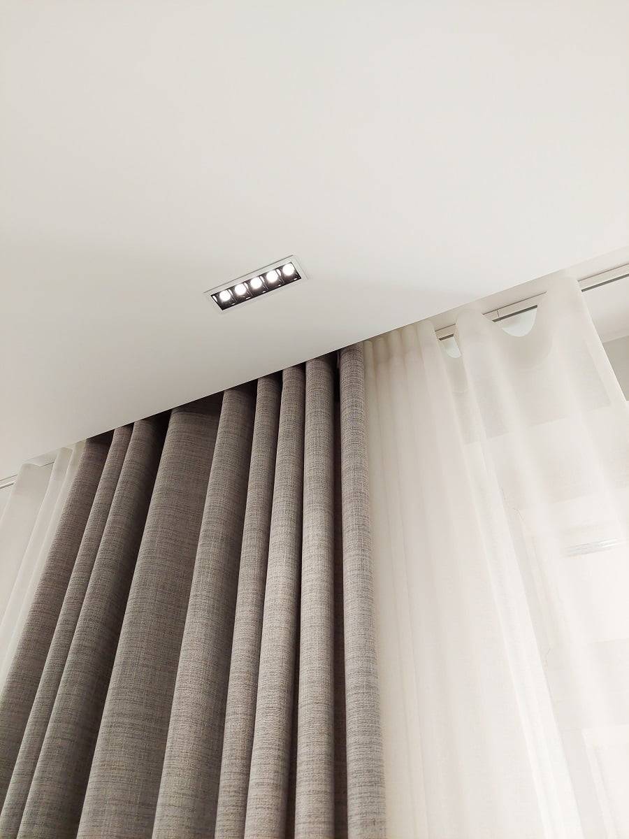 Vor den Vorhängen im Wohnzimmer sorgen LINJA 5-Lampen für engwinkliges Licht. © LedStore
