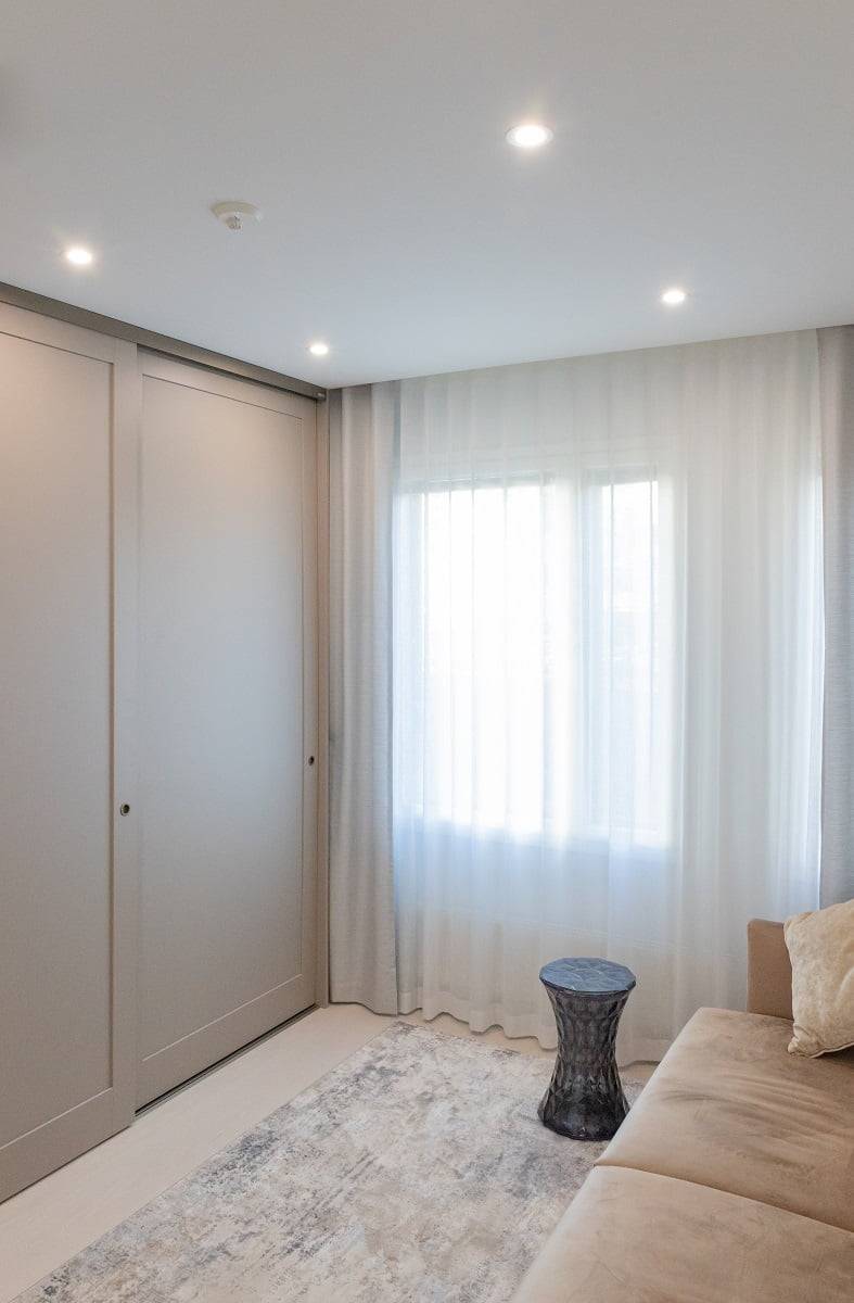 Flache LED-Strahler im Gästezimmer. Vier 9W-Strahler reichen aus, um 8m² zu beleuchten. © LedStore