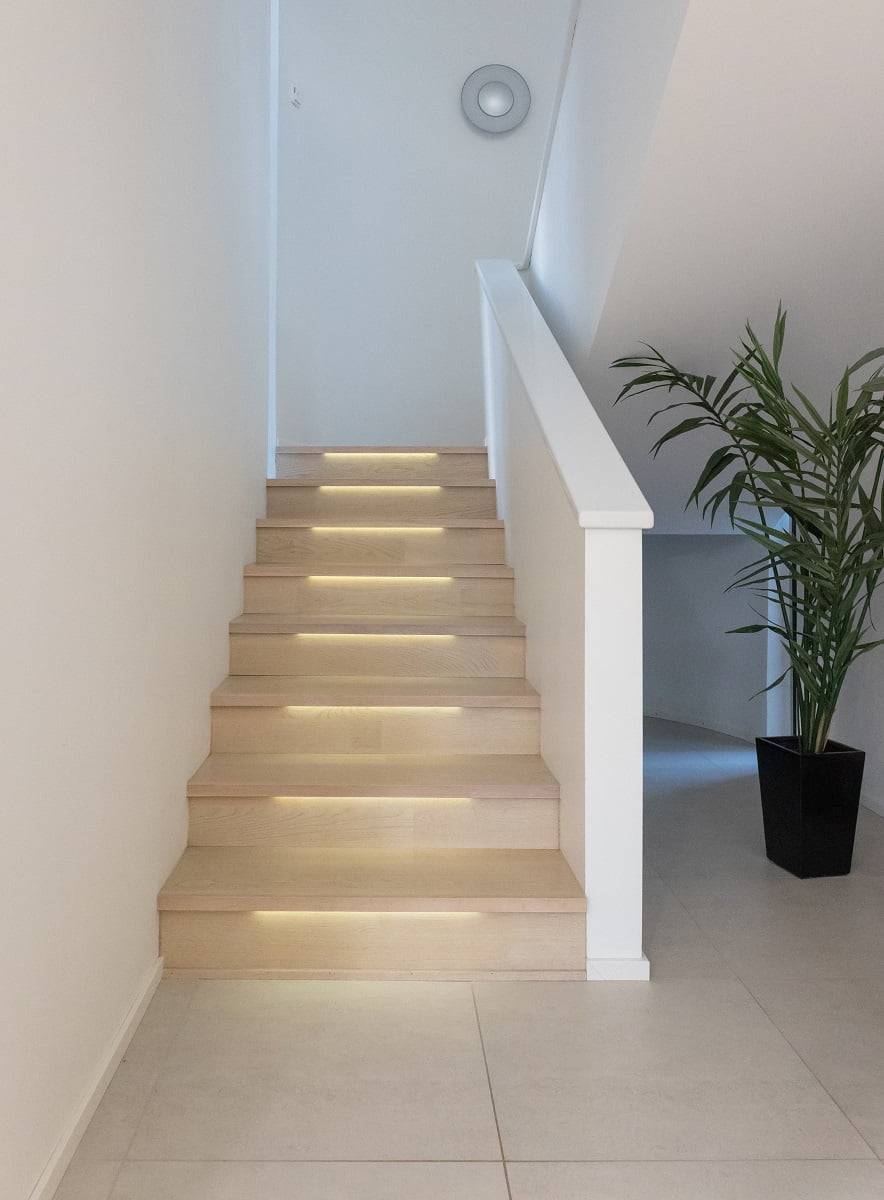 Die Beleuchtung der Treppenstufen unterstreicht die Schönheit der Treppe und macht das Gehen leichter. ©LedStore