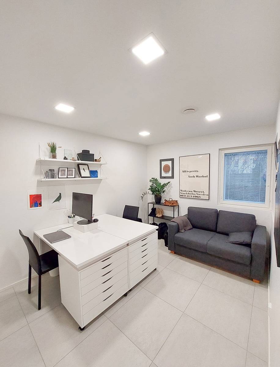 Im Arbeitszimmer sorgen die Paneeli300-Leuchten für eine gute Allgemeinbeleuchtung. ©LedStore