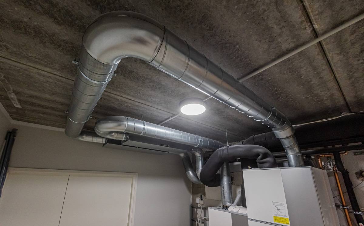 27 In einem technischen Raum ist eine effektive Beleuchtung für eine reibungslose Inspektion und Wartung unerlässlich LedStorefi
