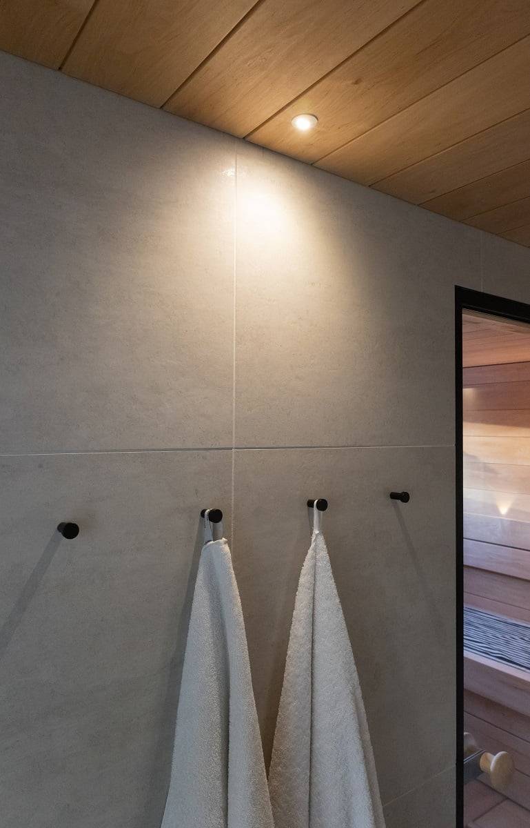 Strahler der Mondsauna an der Badezimmerwand. ©LedStore