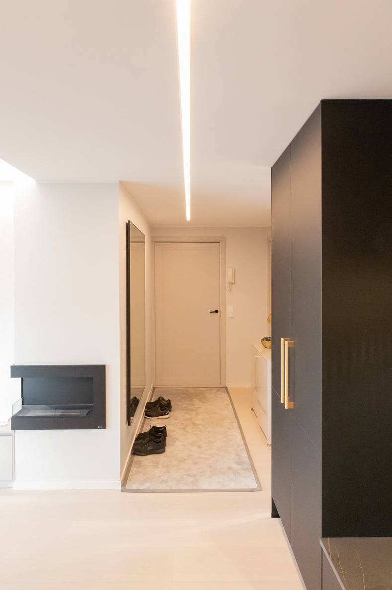 Das lineare LED-Lichtband im Flur ist in der Farbtemperatur einstellbar, das Bild zeigt ein warmes Licht. © LedStore