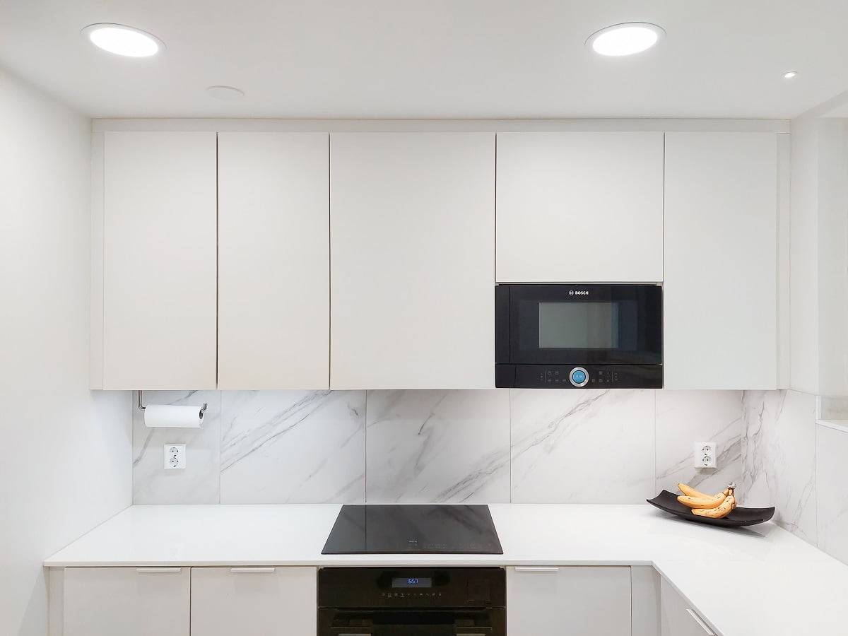 Plafond200 mit einer glatten Öffnung für die Allgemeinbeleuchtung. Aufgabenbeleuchtung mit demselben neutralen 4000K-Licht. ©LedStore