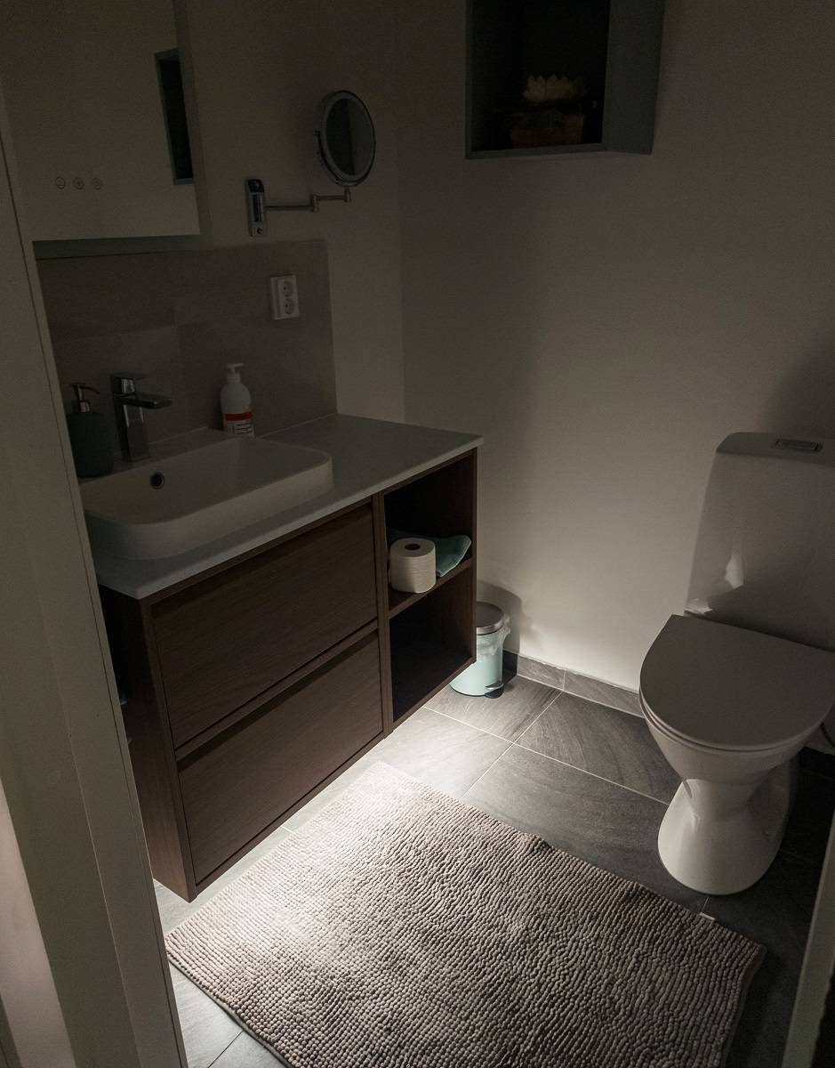 Led-Band unter den Toilettenschränken