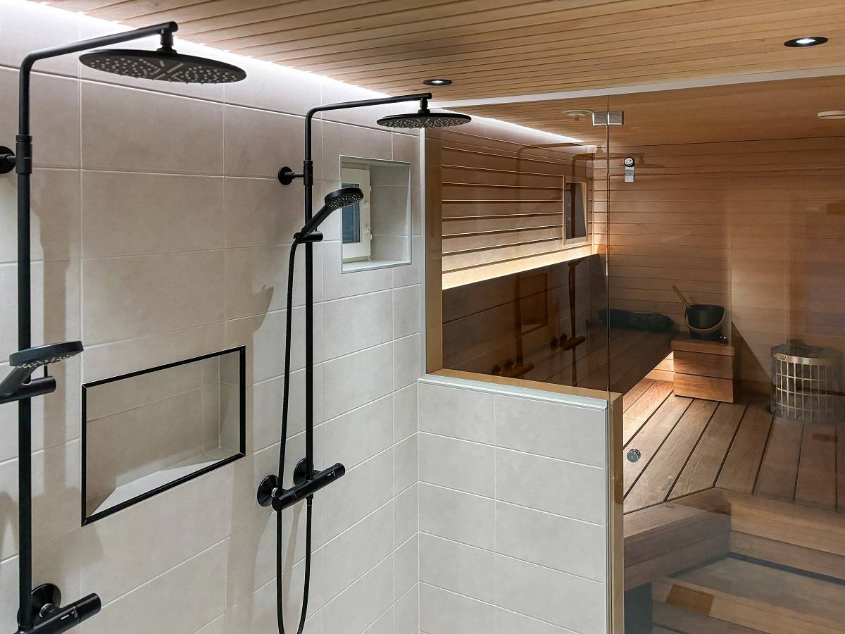 Beleuchtung für das Wohnzimmer und LED-Lichtbänder für das Badezimmer