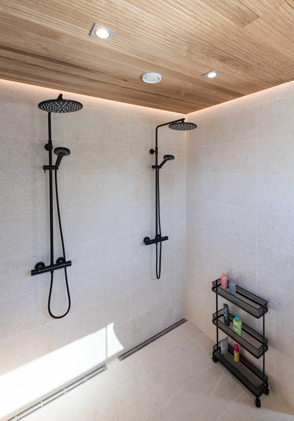 4 Spots symmetrisch zusammengesetzt mit Duschen LedStorefi