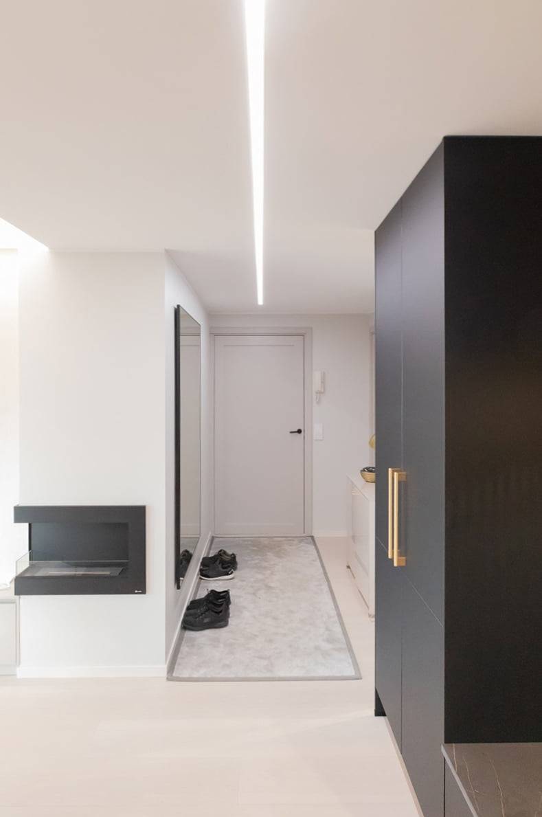 Das lineare LED-Lichtband im Flur ist in der Farbtemperatur einstellbar, das Licht im Bild ist neutral. © LedStore
