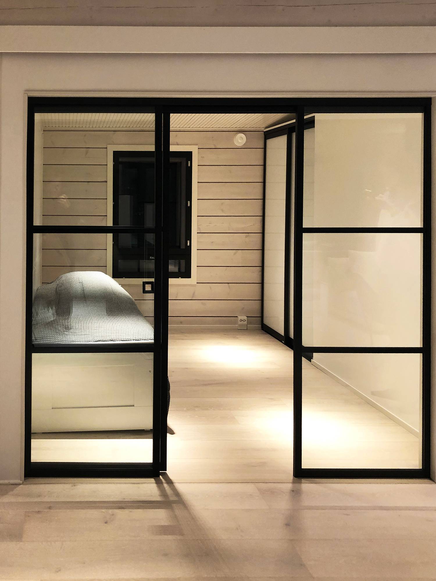 Atmosphärisches Licht im Schlafzimmer mit schmalwinkligen Linienleuchten, die klare Lichtmuster erzeugen. Ledstore.fi