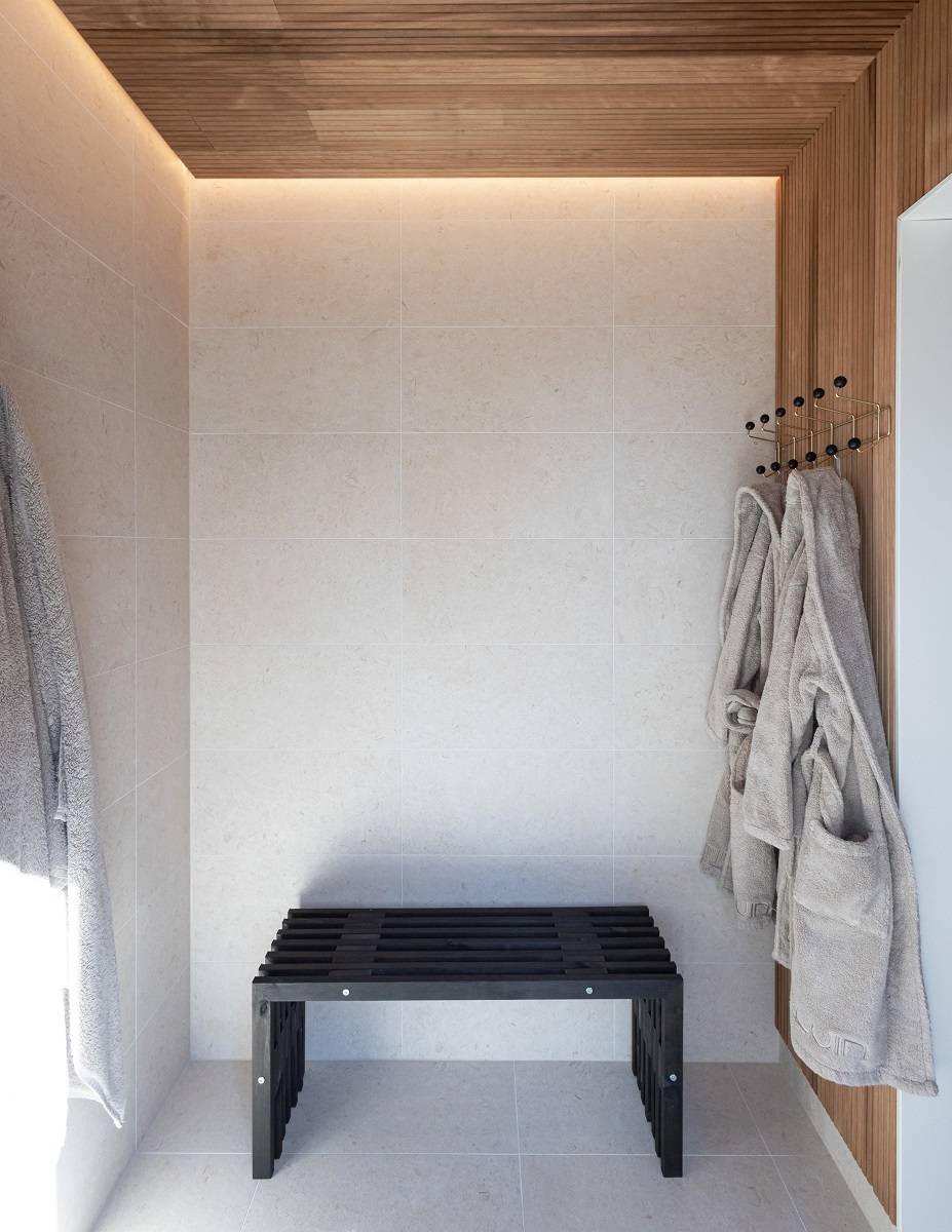 6 Stimmungsvolle LedStorefi-Leuchte neben der Wand der Umkleidekabine