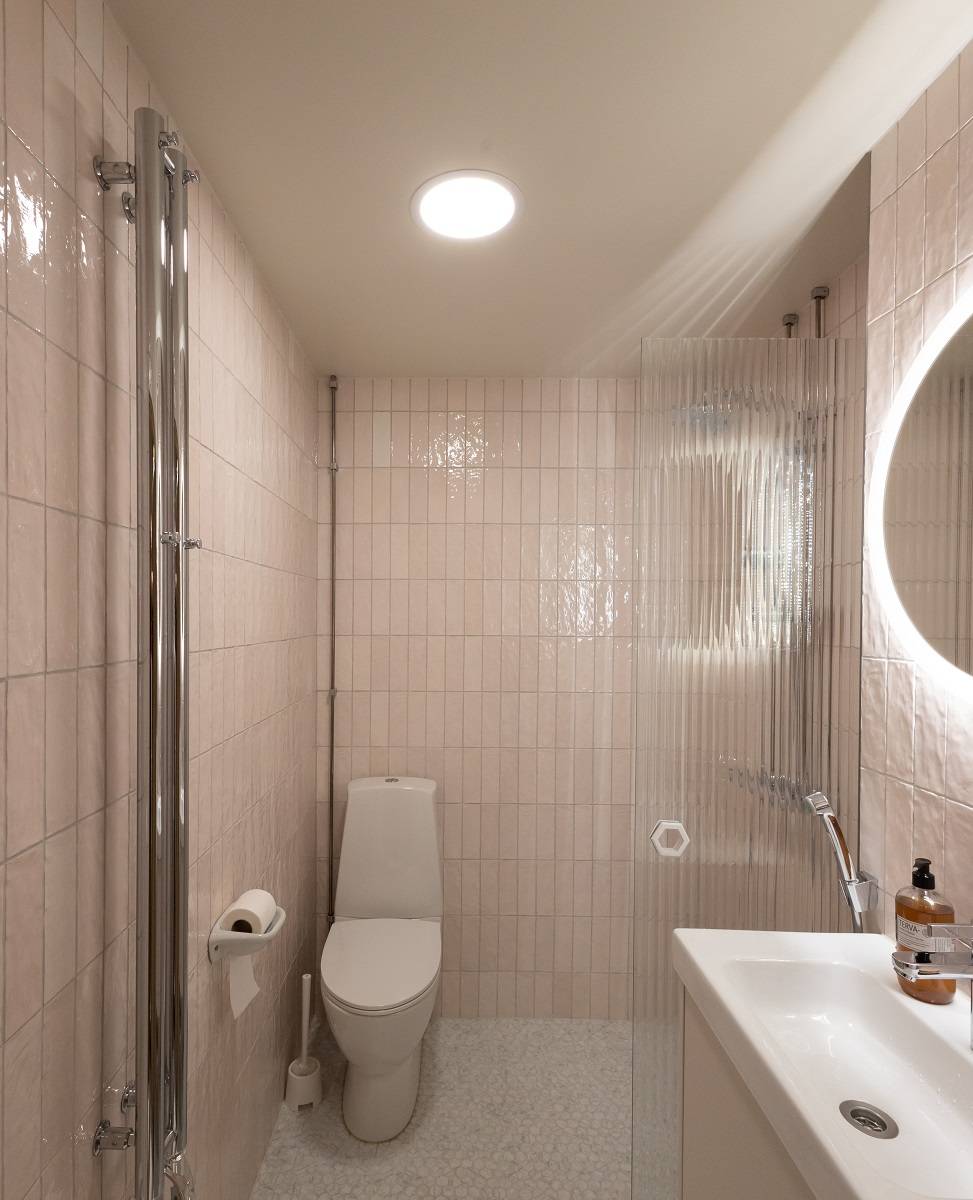 In Toiletten mit einem weiten Öffnungswinkel erhellt die flächenbündige Decke LedStore.fi
