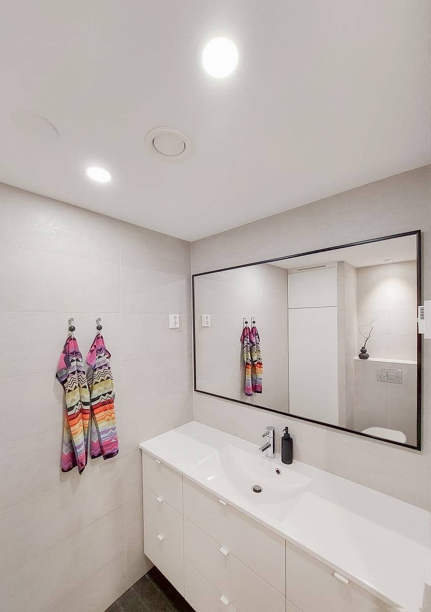 Plafond 160-Leuchten beleuchten die kleine Toilette. ©LedStore