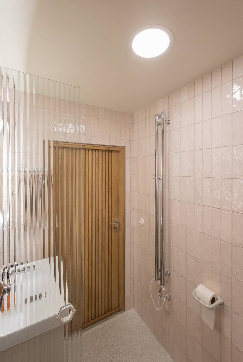 Plafondi 240 ist genug für einen Raum von etwa 4 Quadratmetern und einem zusätzlichen Lichtspiegel LedStore.fi