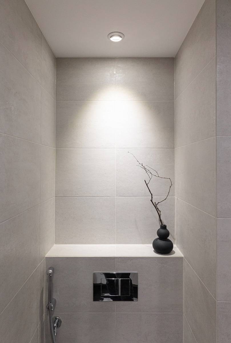 Eine LED-Glühbirne in einem Rahmen ersetzt eine GU10-Halogenlampe als Highlight an der Rückwand. ©LedStore