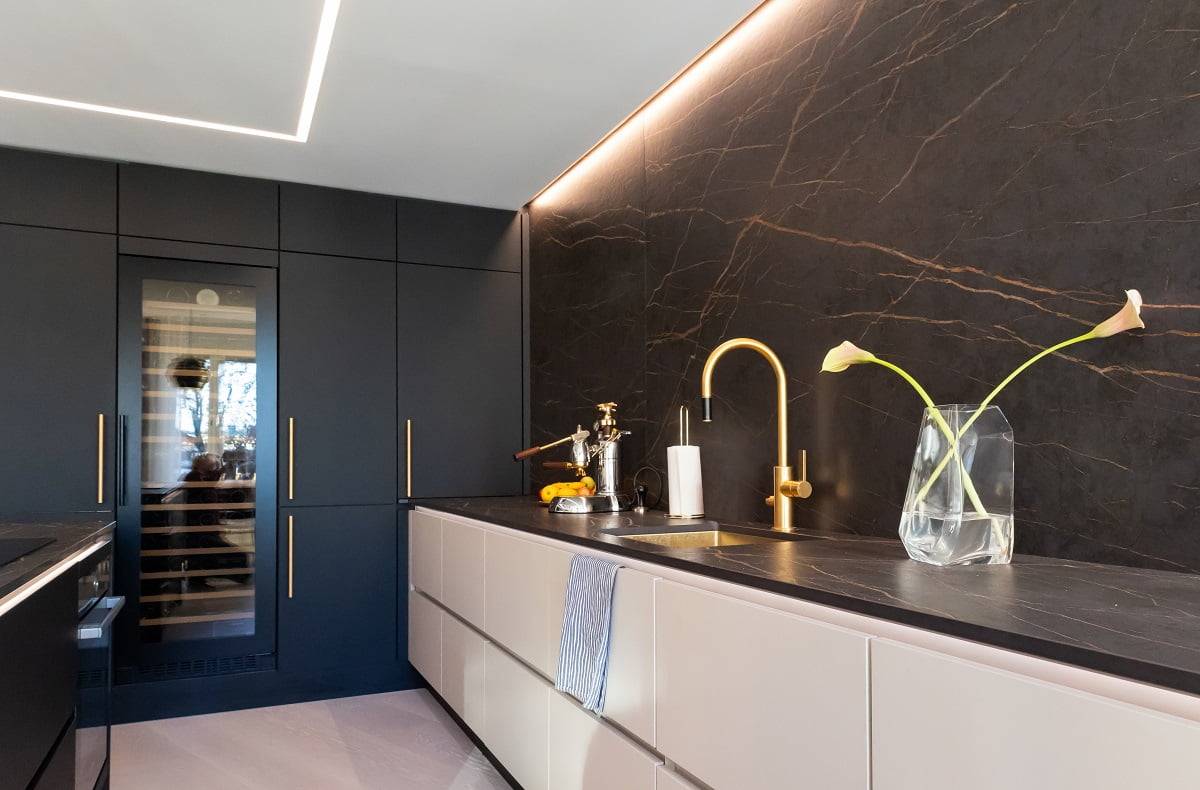 Im Arbeitsbereich der Küche gleichmäßige Spotbeleuchtung an der Decke und LED-Lichtbänder an der Wand als Akzentbeleuchtung. © LedStore