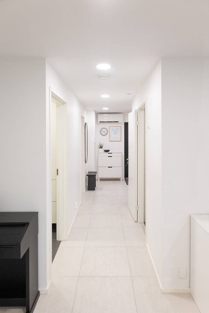 Die Plafond200-Fluter sorgen für eine gleichmäßige und natürliche Beleuchtung des Flurs. ©LedStore