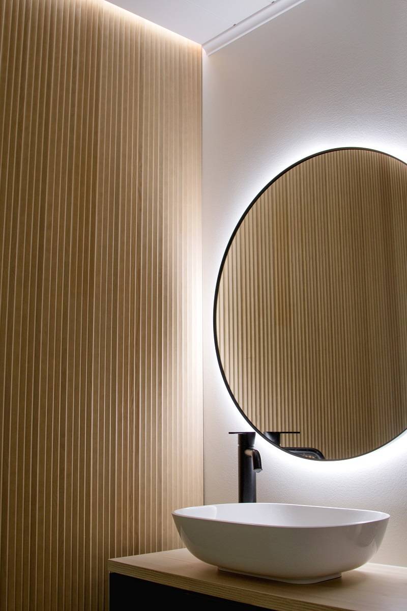 In der Toilette fällt das Licht aus vielen Richtungen indirekt ein, was die Gesamtwirkung angenehm macht. © LedStore.fi