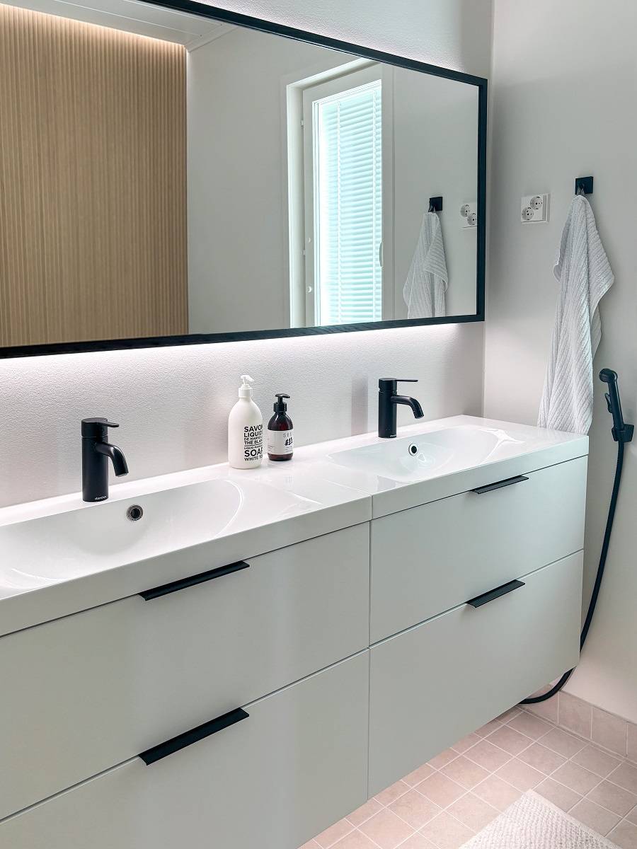 Ein großer Lichtspiegel erhellt einen Raum, indem er das Licht durch die Wände reflektiert. Die LED-Leiste unter dem Schrank erleichtert das Umhergehen und Aufräumen und sorgt für ein sanftes Ambiente. © LedStore.fi