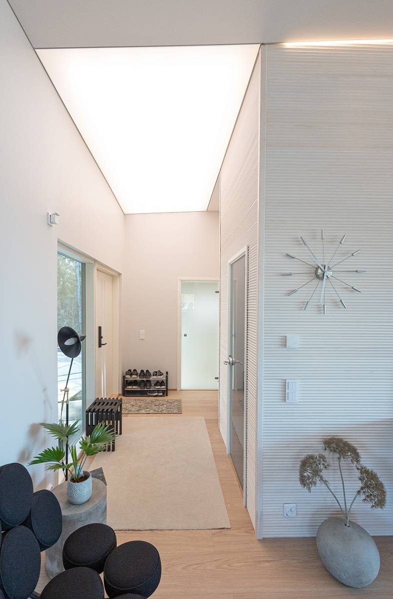9 Eine schöne Lichtdecke im Flur mit LedStorefi-Leuchtbandtechnologie