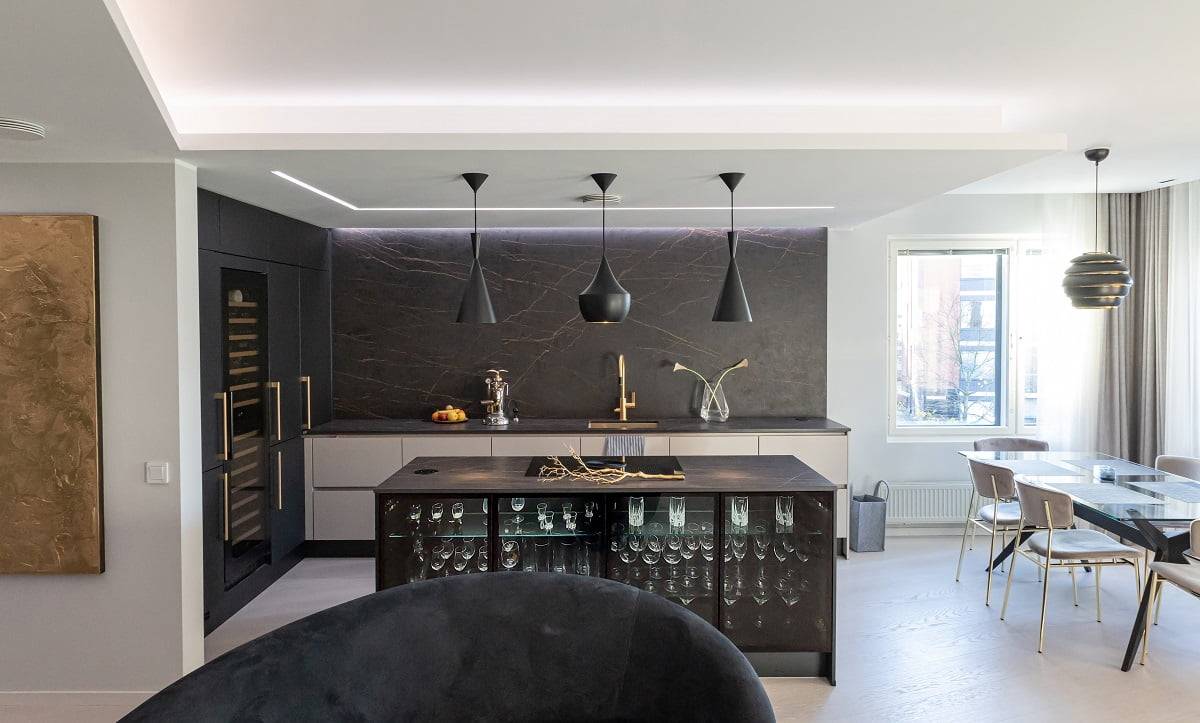Küchenbeleuchtung mit elegantem indirektem Licht durch die Decke und einem gleichmäßigen Lichtstrom durch die Wand, wobei eine neutrale Lichtfarbe gewählt wurde. © LedStore