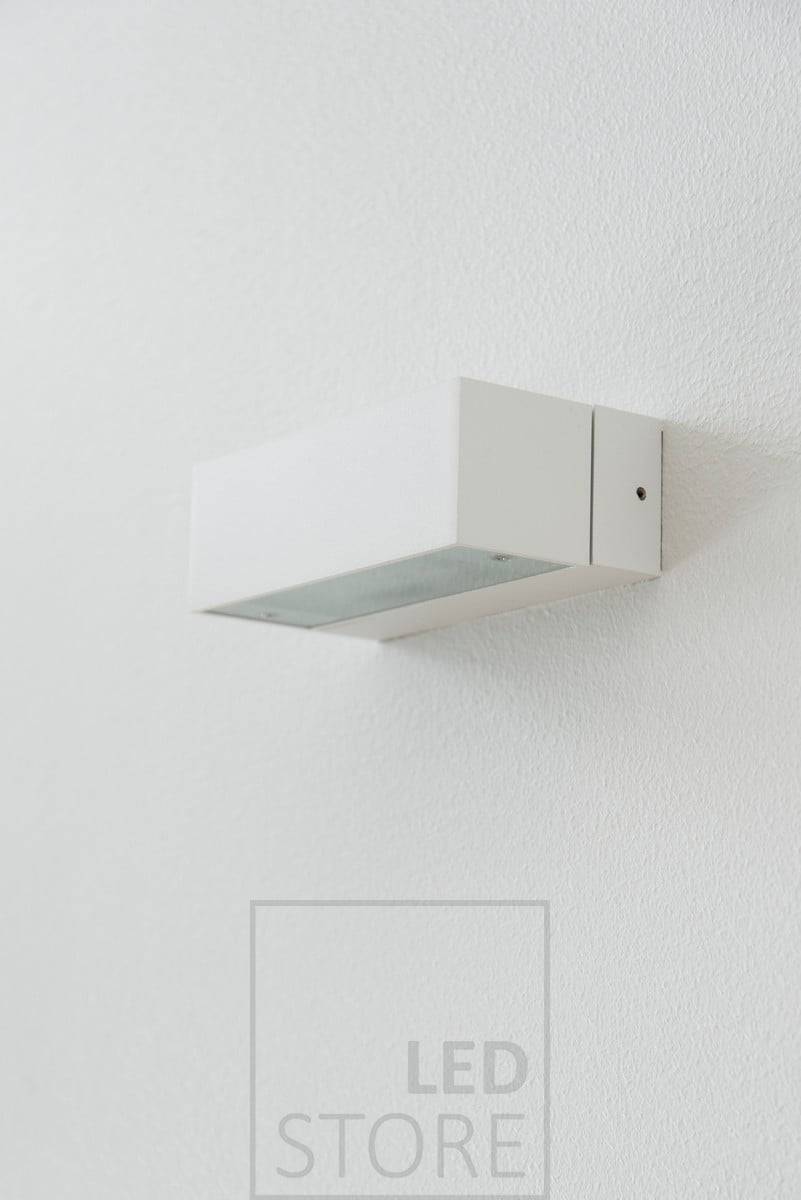Weiße, bidirektionale Wandleuchte ANGULAR. Ideal für die Beleuchtung einer Treppe oder einer überdachten Terrasse zum Beispiel, um eine Atmosphäre zu schaffen (IP44). Ledstore.fi