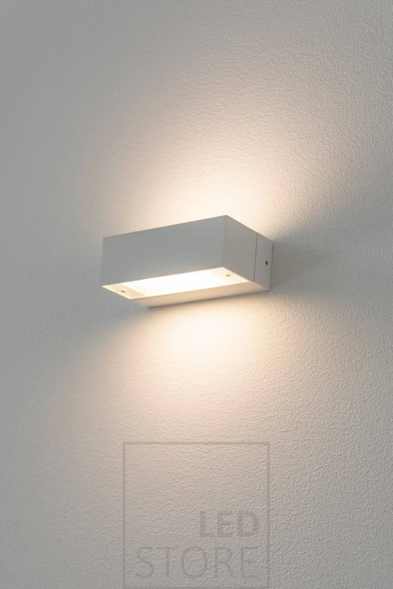 ANGULAR bidirektionale Wandleuchte. Scheint durch das geätzte Glas mit einem wunderbar weichen und stimmungsvollen Licht. Ledstore.fi