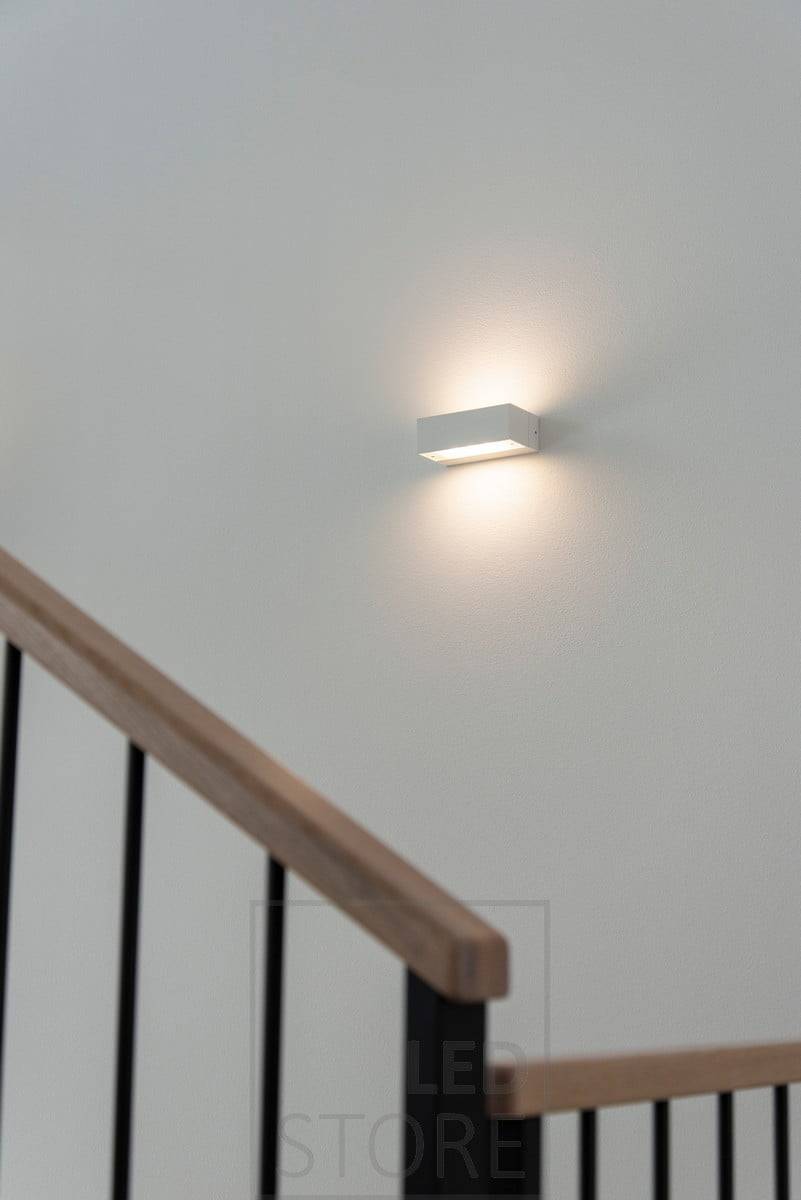 ANGULAR bidirektionale Wandleuchte in einem Treppenhaus. Scheint durch das geätzte Glas mit einem wunderbar weichen und stimmungsvollen Licht. Ledstore.fi