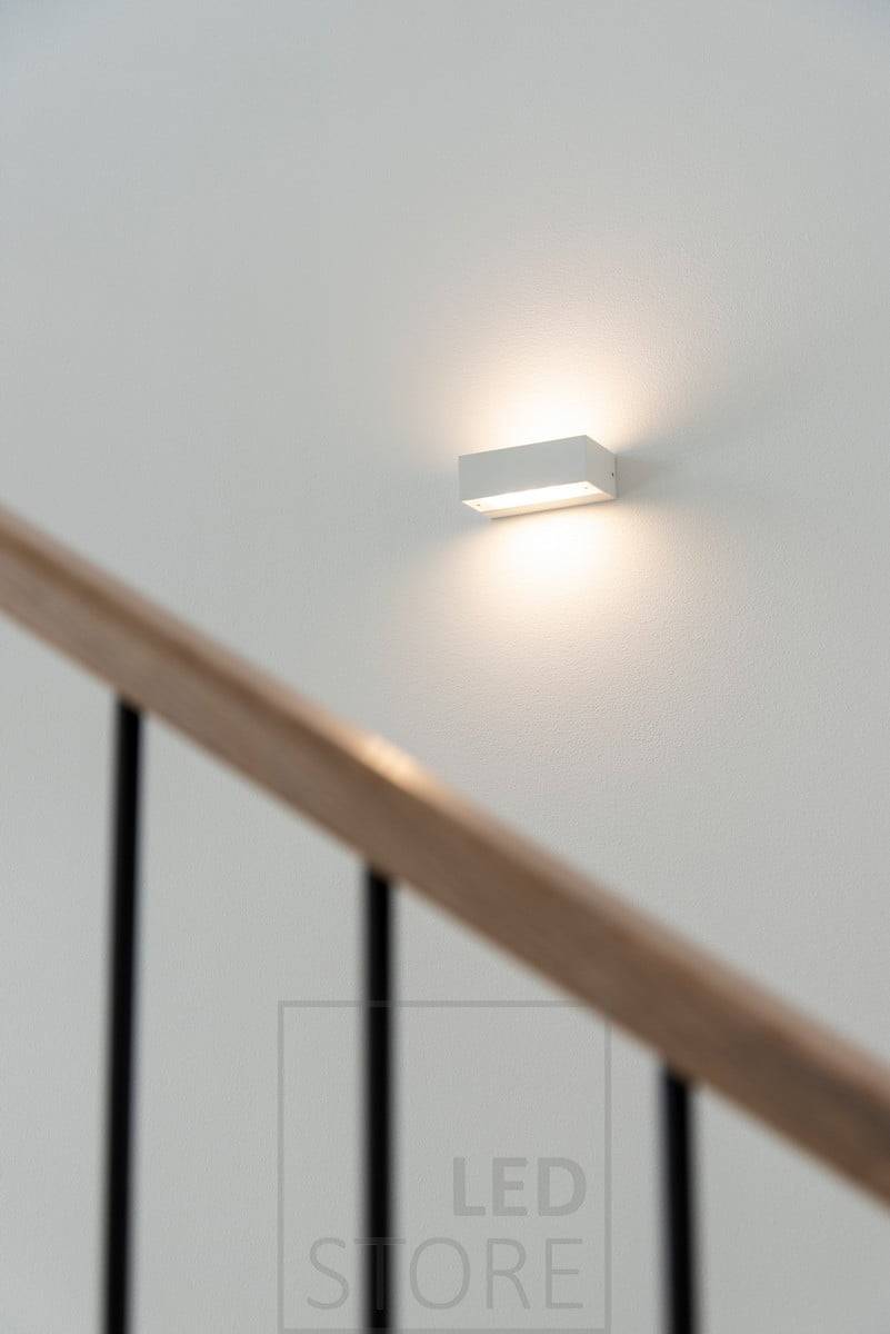 ANGULAR Wandleuchte, weiß. Auch in gebürstetem Aluminium und nur mit einseitiger Beleuchtung erhältlich. Das Licht ist warm und gemütlich, 3000 Kelvin. Ledstore.fi
