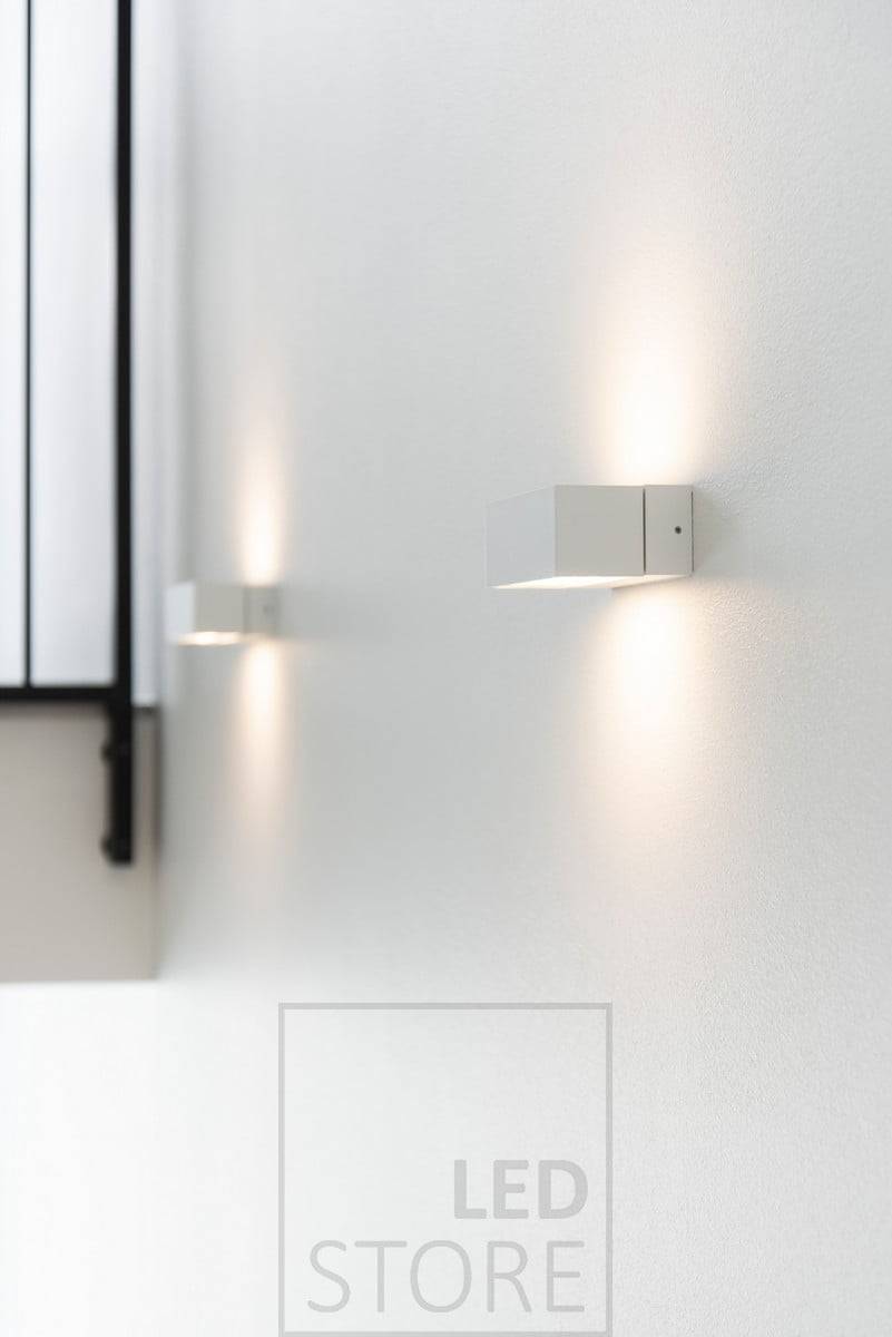 ANGULAR Wandleuchte, weiß. Auch in gebürstetem Aluminium und nur mit einseitiger Beleuchtung erhältlich. ANGULAR Wandleuchte, auch nur in einer Richtung erhältlich. Der Lichtschirm ist 3000K warmweiß, was dem Farbton von Halogen entspricht. Ledstore.fi
