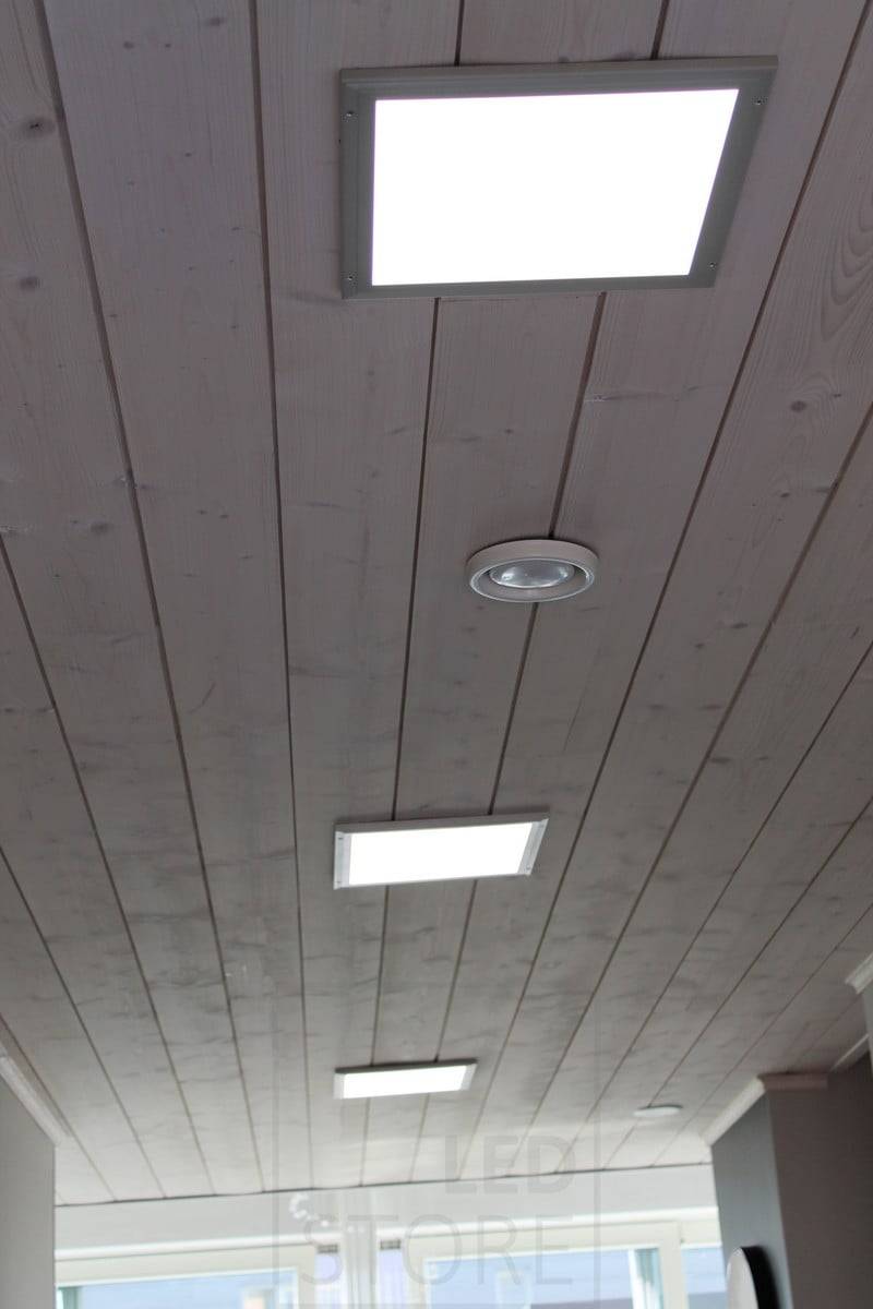 Wohnungsmesse 2014: 300x300 LED-Paneele in einem Korridor aufgereiht. Ledstore.fi