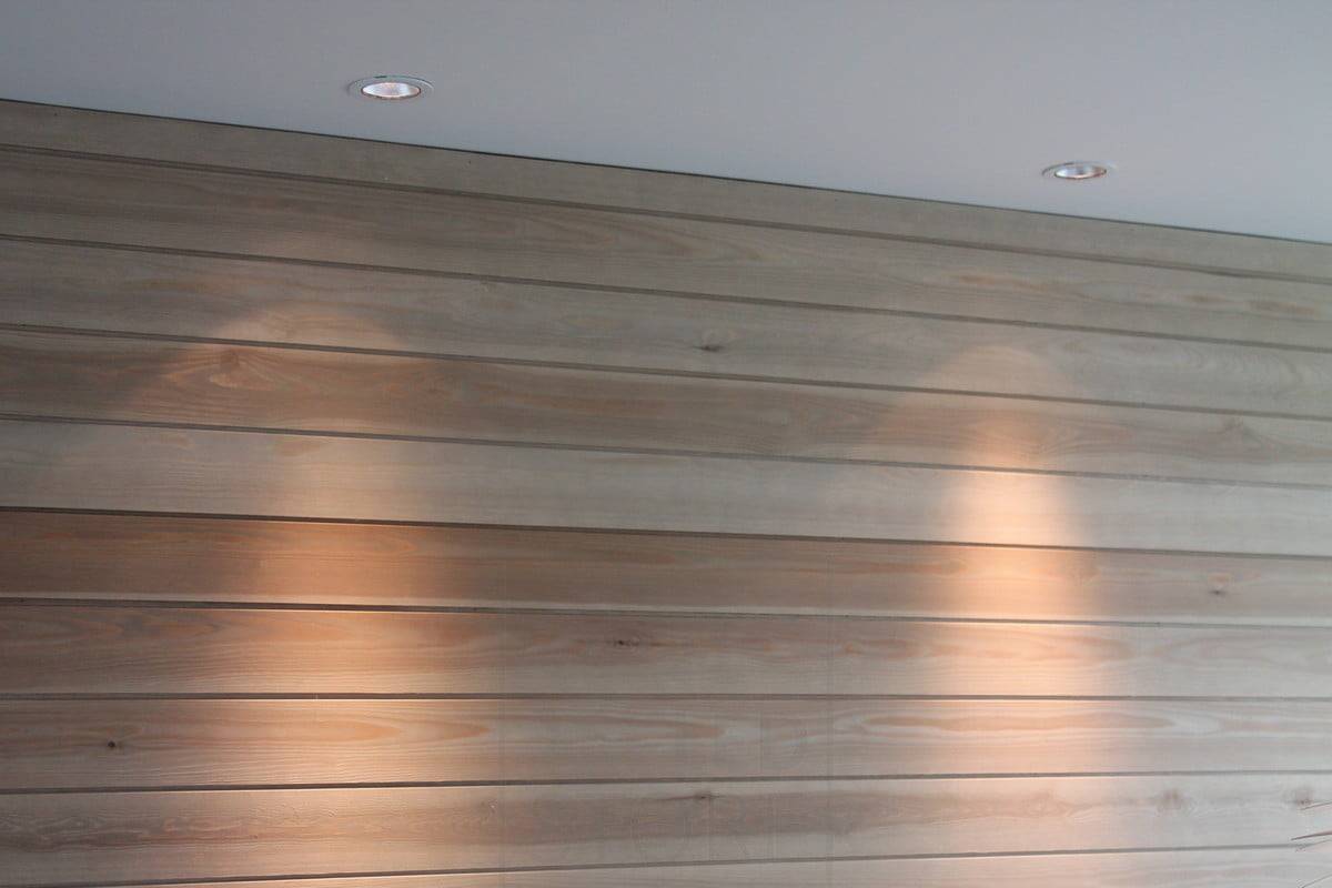 Wohnungsmesse 2014: R023 Strahler aus gebürstetem Aluminium an der Wand installiert. Ledstore.fi