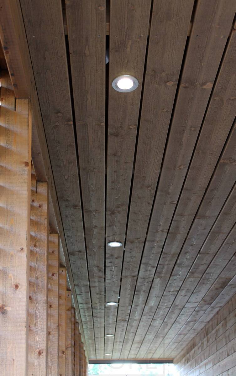 Wohnungsmesse 2014: R023 Strahler aus gebürstetem Aluminium auf dem Terrassendach in einer Reihe. Ledstore.fi