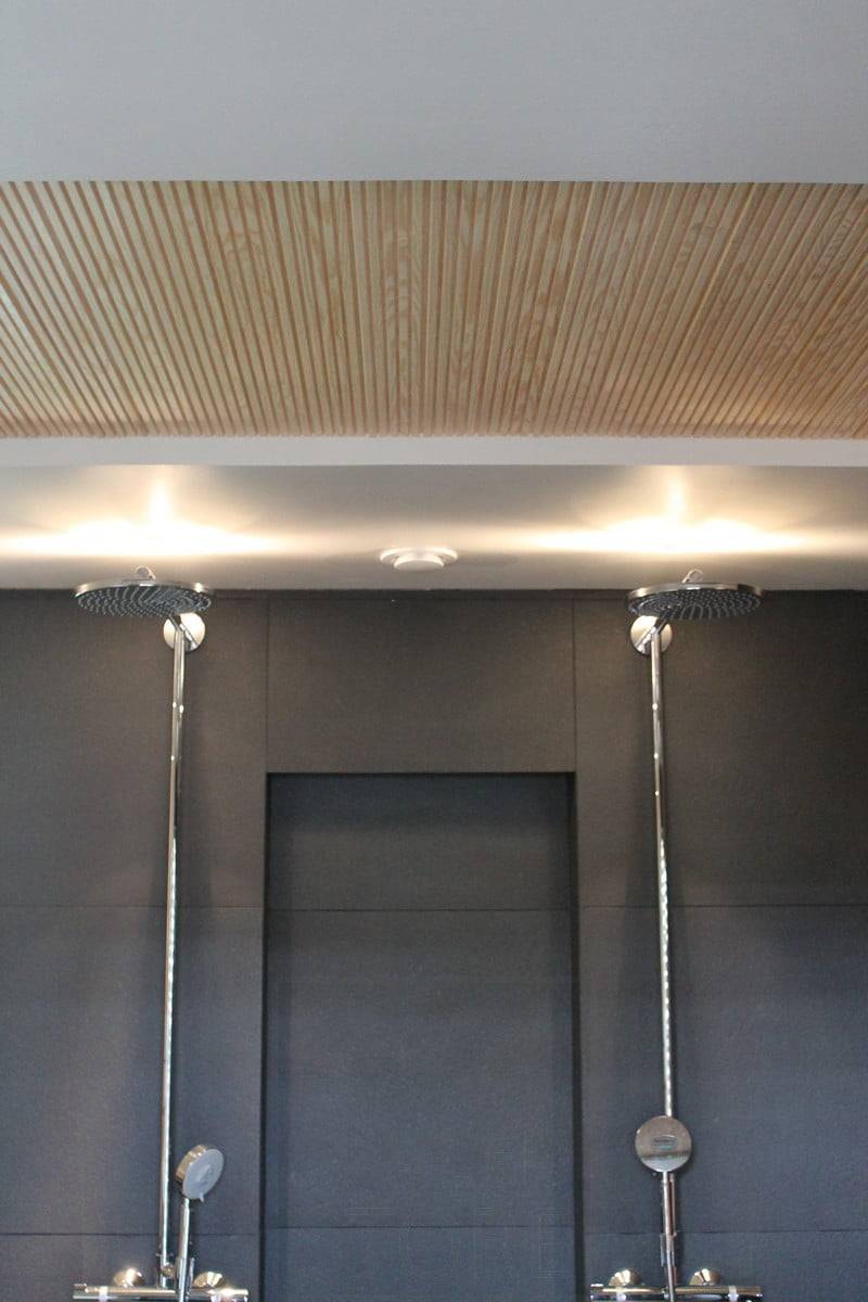Wohnungsmesse 2014: LED-Spots auf den Duschen im Waschraum. Das Licht wird an der Decke reflektiert. Ledstore.fi