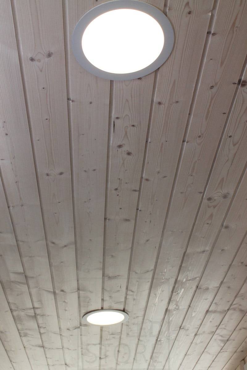 Wohnungsmesse 2014: led plafond 240 im Freien auf einem Vordach. Ledstore.fi