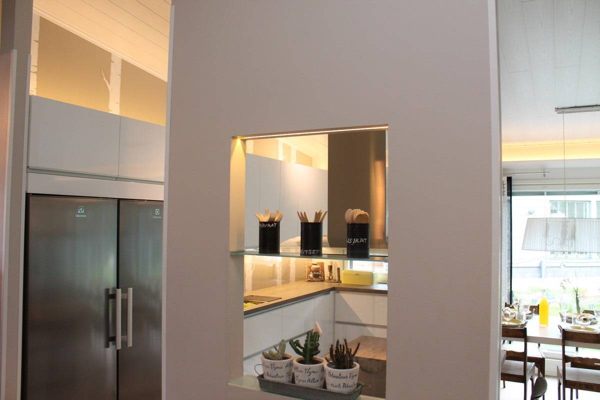 Wohnungsbaumesse 2014: LED-Lichtband in der Decke einer Wandöffnung. Ledstore.fi