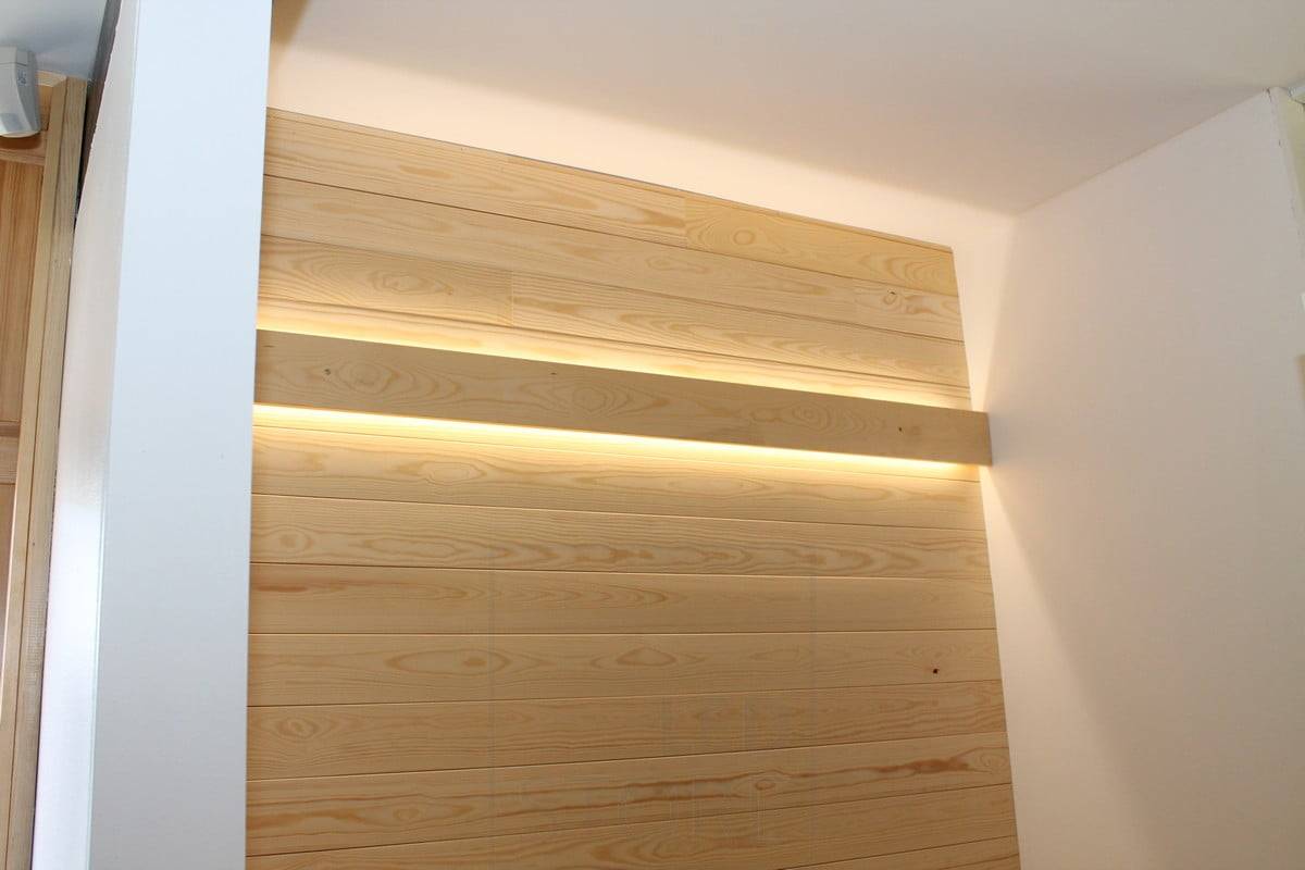 Wohnungsbaumesse 2014: Led-Band an der Wand hinter der Tafel indirekt. Ledstore.fi