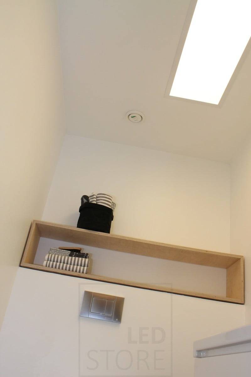 Wohnungsmesse 2014: 300x1200 LED-Panel an der Toilettendecke. Ledstore.fi