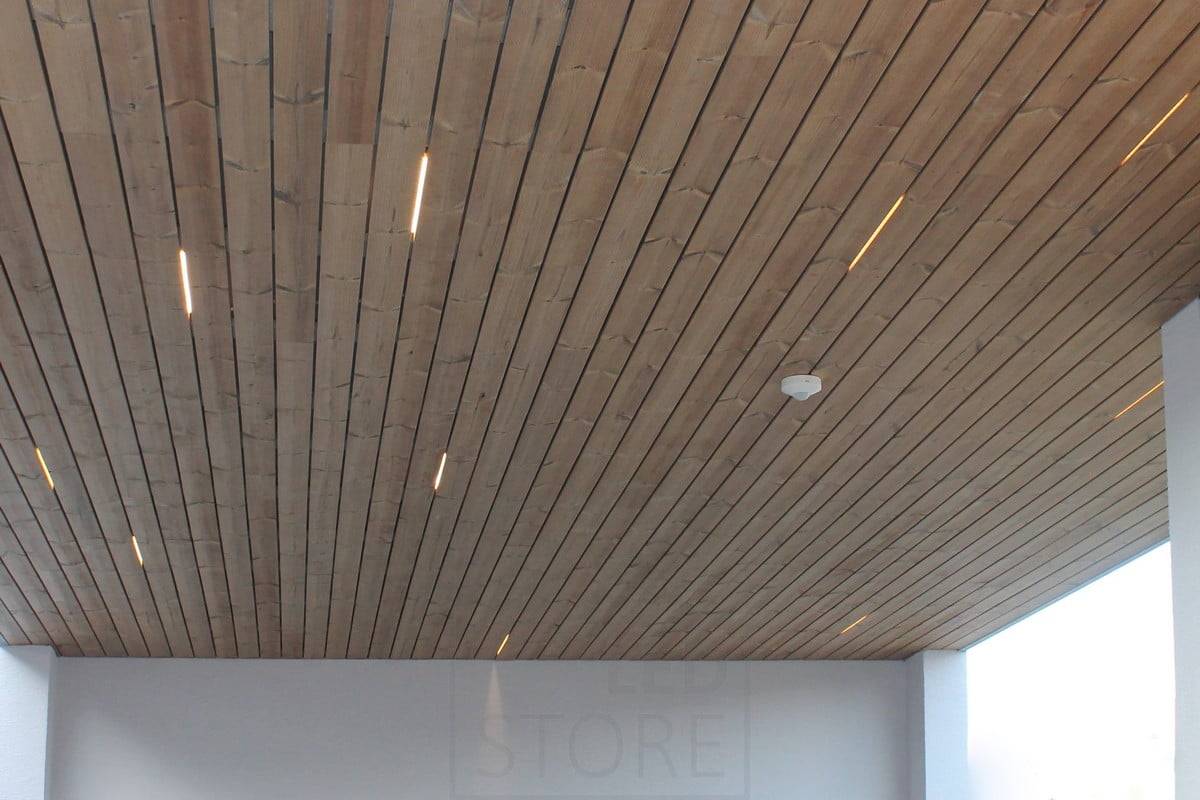 Wohnungsmesse 2014: Led-Streifenstücke über einem Schlitz in der Platte. Ledstore.fi