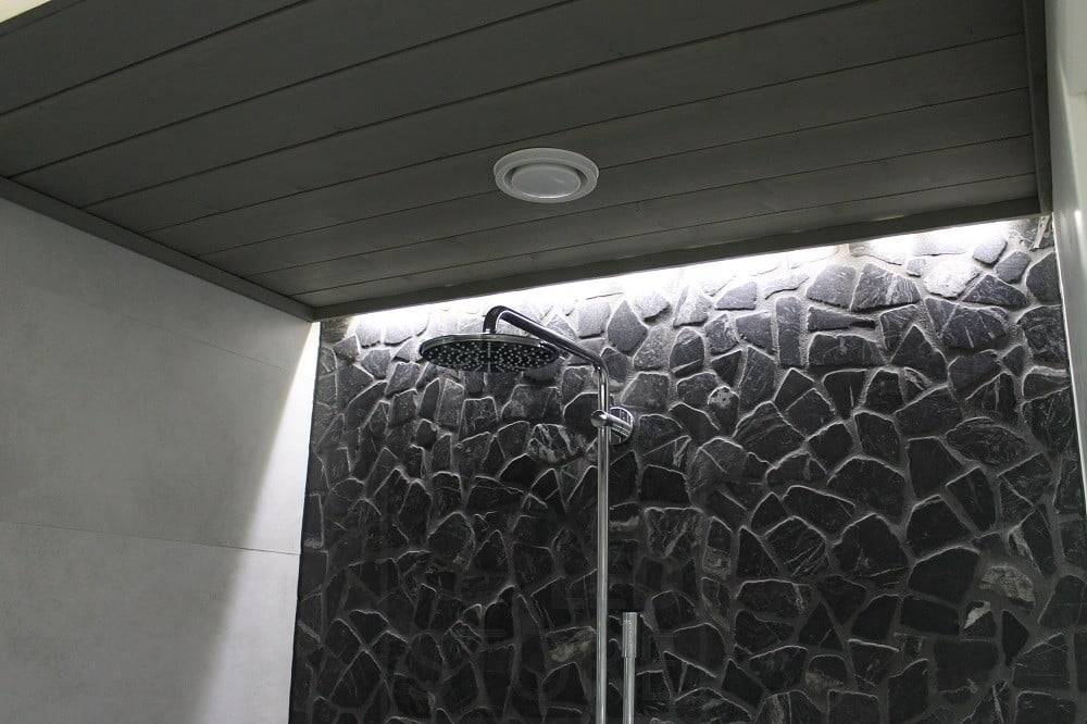 Wohnungsmesse 2014: LED-Leiste im Waschraum, hinter der Leiste, um das indirekte Licht zu beleuchten. Ledstore.fi