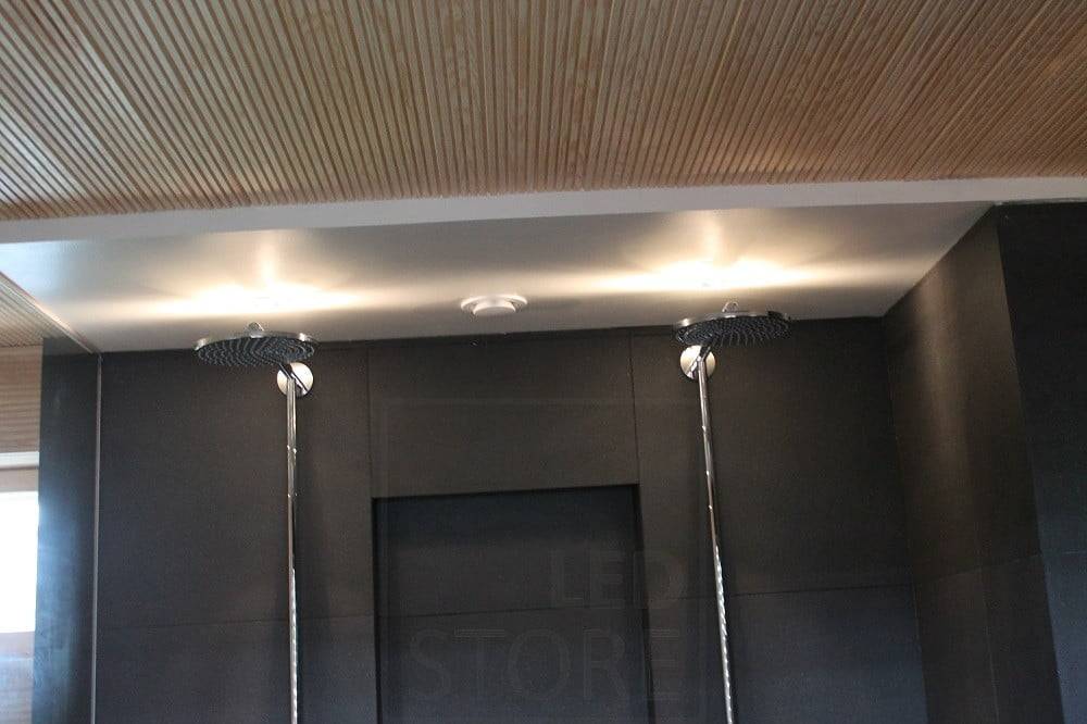 Wohnungsmesse 2014: LED-Spots in Duschen. Das Licht wird an der Decke reflektiert. Ledstore.fi
