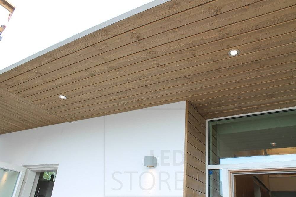 Wohnungsmesse 2014: R023-Strahler aus gebürstetem Aluminium auf dem Terrassendach in Kombination mit CUBIC2-Außenwandleuchten. Ledstore.fi