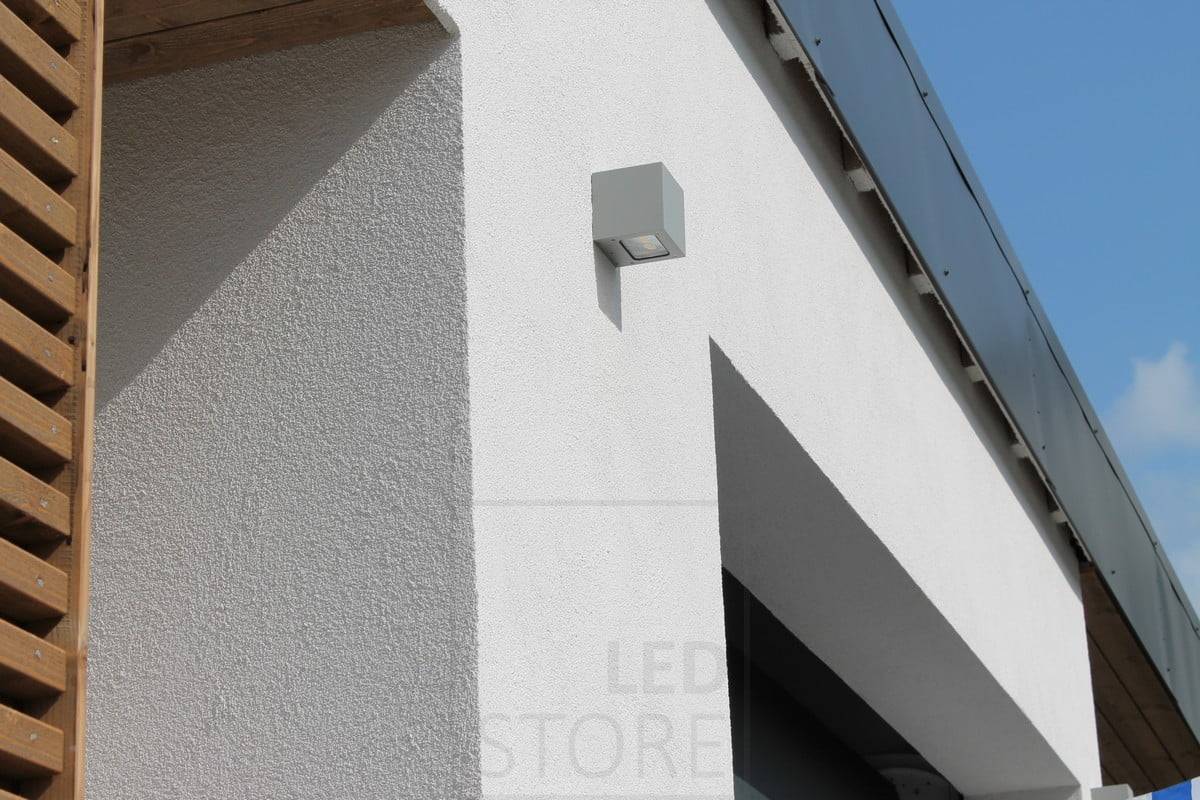 Wohnmesse 2014: die CUBIC2 Außenwandleuchte mit weißer Wand. Ledstore.fi