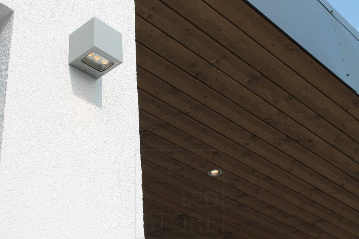 Wohnmesse 2014: R023 Strahler aus gebürstetem Aluminium auf dem Terrassendach, CUBIC2 Außenwandleuchten an der Wand, die in eine Richtung leuchten. Ledstore.fi