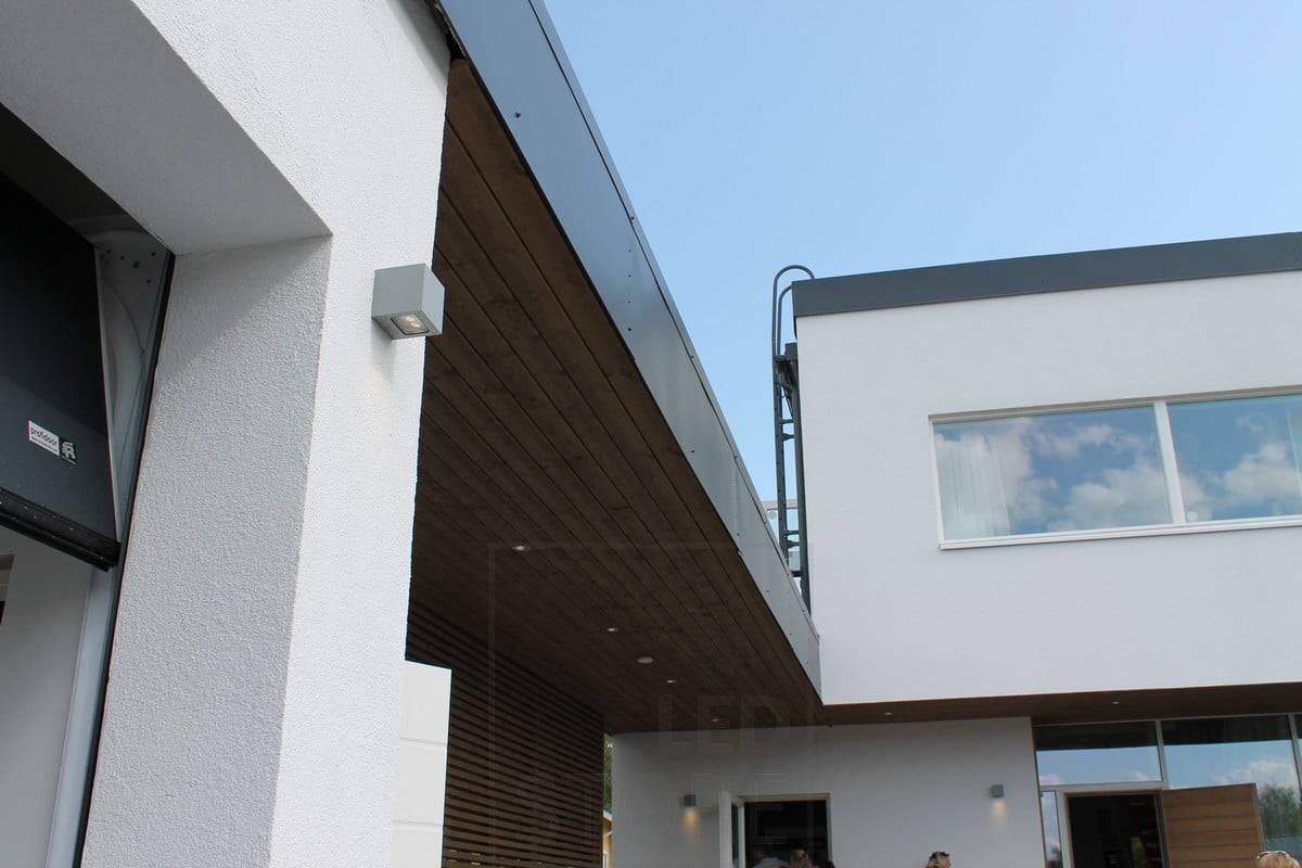 Wohnungsmesse 2014: Nahaufnahme der CUBIC2 Außenwandleuchte, LED-Spots auf dem Terrassendach. Ledstore.fi