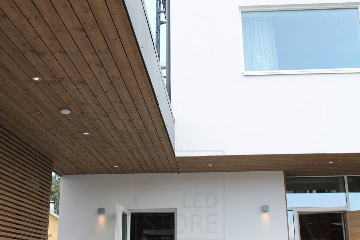 Hausmesse 2014: R023 Strahler aus gebürstetem Aluminium auf dem Terrassendach, CUBIC2 als Außenwandleuchten . Ledstore.fi