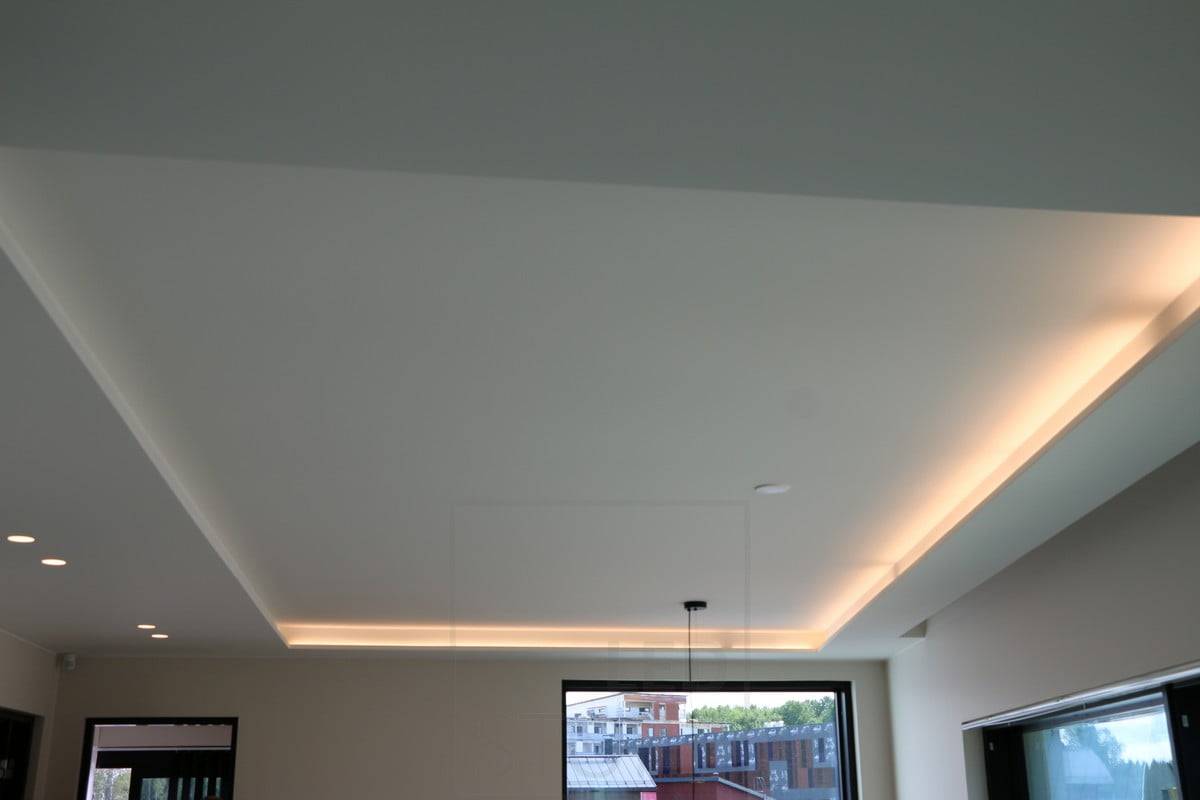 Wohnungsmesse 2015: Das Led-Band umkreist das Wohnzimmer. Es beleuchtet das indirekte Licht des Downlights. Ledstore.fi